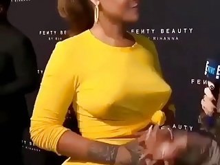 Rihanna tetas pezones duros