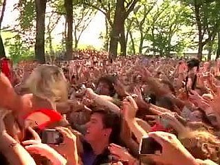 sprog off one's chump lambeu e tateou enquanto crowd surfing