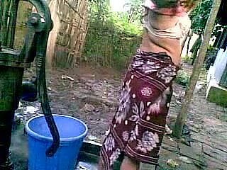 Desi Shire Fille aux gros seins prendre le bain en public