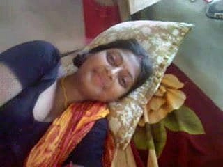schöne desi bengali Boudi mit DEVAR downcast Brüste ausgesetzt