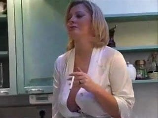 STEPMOM مذهلة في المطبخ