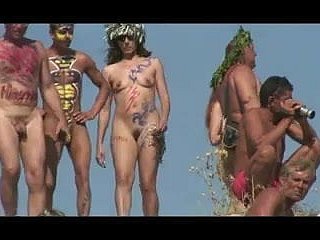 بنات مع الهيئات التي رسمت في شاطئ العراة الروسي