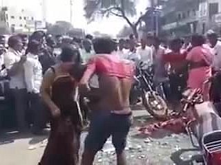 ترانزيستور يدق الرقيق لها في الأماكن العامة