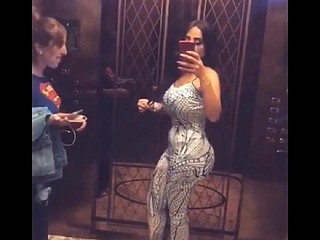 cadela árabe vestindo macacão X