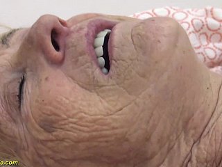 구십년 세 할머니가 거친 엿을 가져옵니다