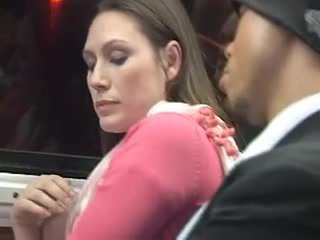 业余的女人自慰获得在公共汽车