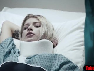 Lekarz daje pacjentowi kąpieli gąbkę i sondę pochwy