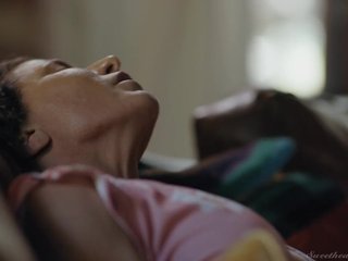 Empress Syre e Ariel X - anal fucking Lesbiche undergrowth strap-on