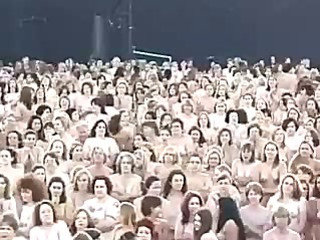 5000 persone barren posa per il fotografo che fa i libri