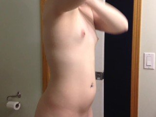Ẩn camera bắt bạn cùng phòng trẻ tắm NAKED