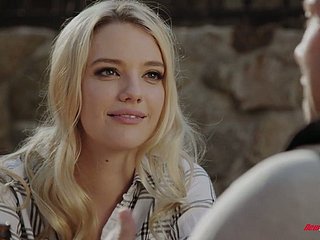 Preciosa nena mirando Auburn Kenna James se inclina por alguna buena mierda de perro