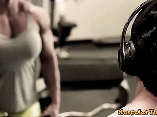フィット筋肉女性Testosterをボールつぶし