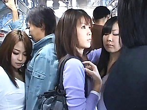 Japanse AV Hew geeft een handjob naar een geile vent in the matter of een openbare motor coach