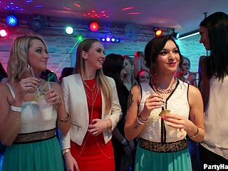 信じられないほど貪欲なフェラチオは、クラブでいくつかのダンスの女王で与えられます。