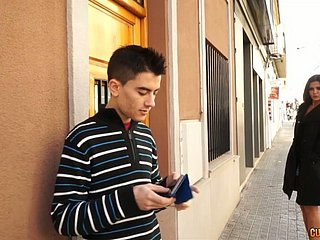 Sassy брюнетка женщина приносит домой этот мальчик и сосет его член