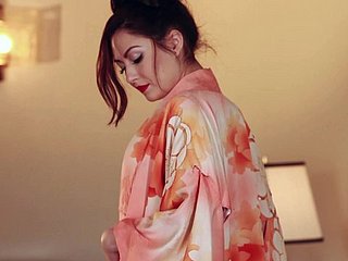 美しいキャシーレインは、彼女のおっぱいとお尻に触れます