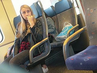 Gadis di kereta terkejut dengan tonjolan besar