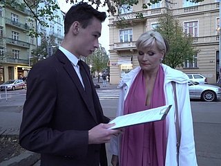 Busty blond dojrzały Margaux M. podnosi nastolatek facet na ulicy