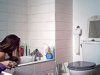 minha irmã está fazendo xixi e tomar banho